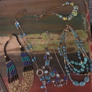 ✨The Mogu Bundled in 5⭐️ blue toned necklaces.